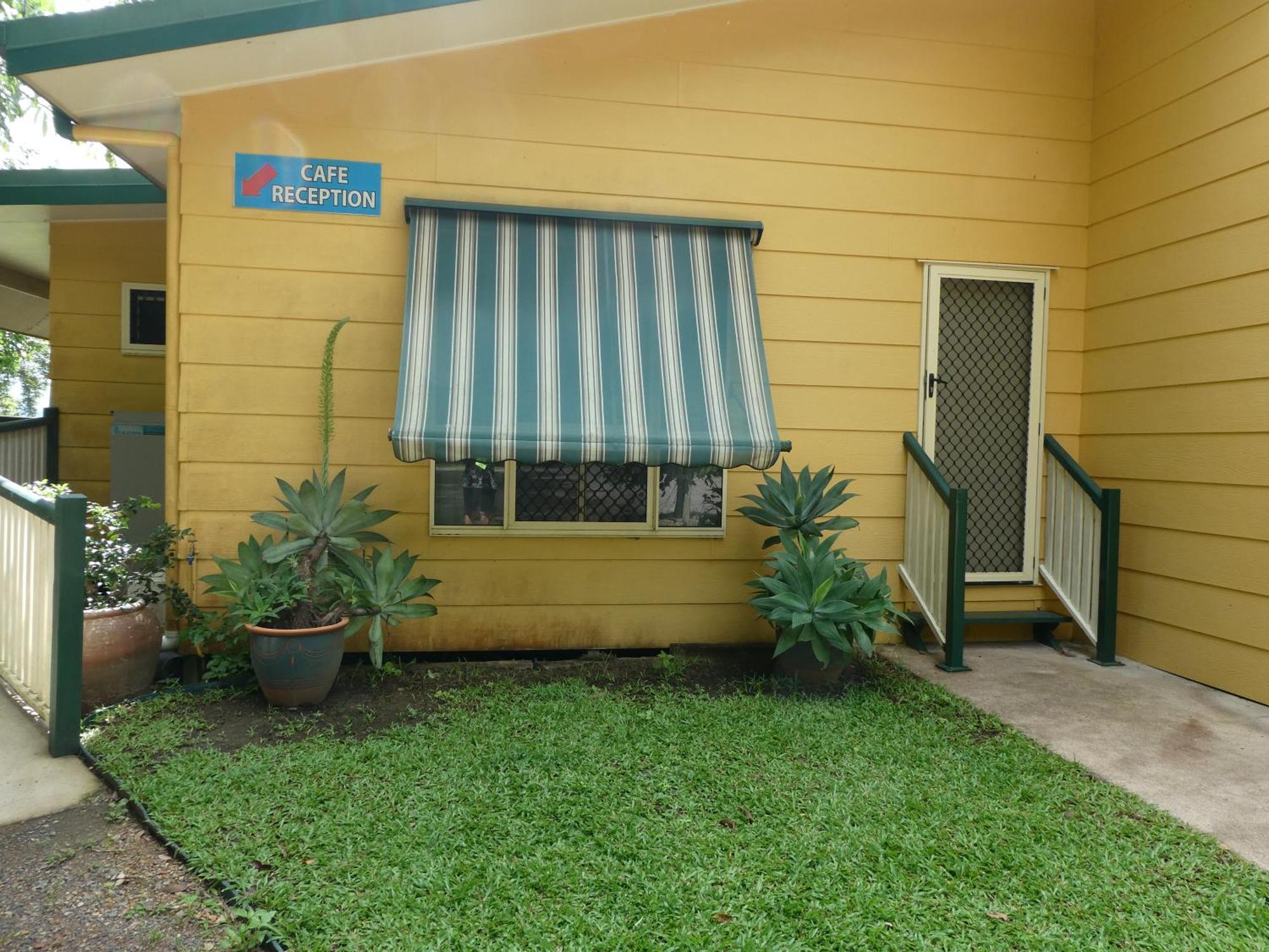 Vista Hinchinbrook Aparthotel Кардуел Екстериор снимка