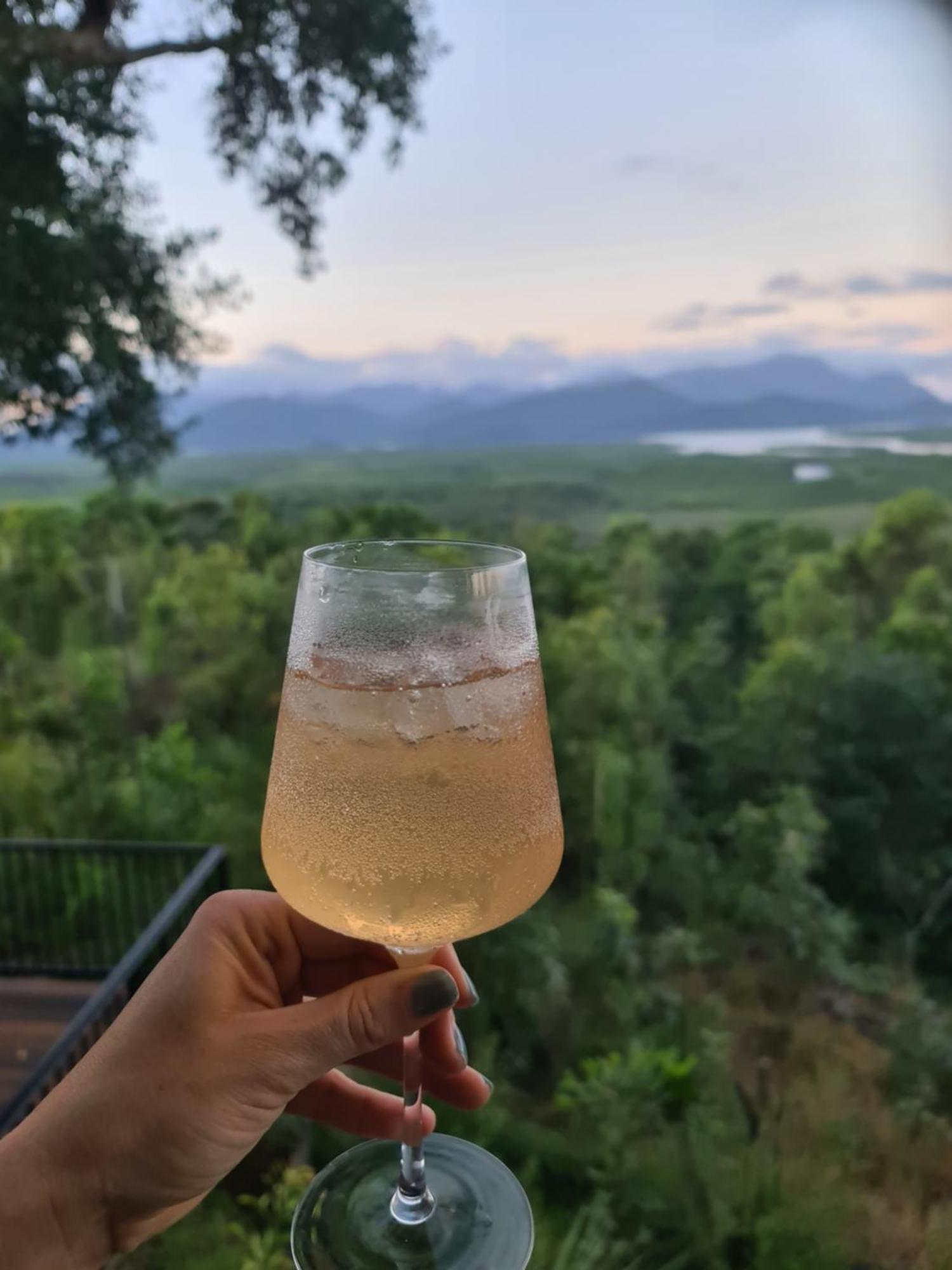 Vista Hinchinbrook Aparthotel Кардуел Екстериор снимка