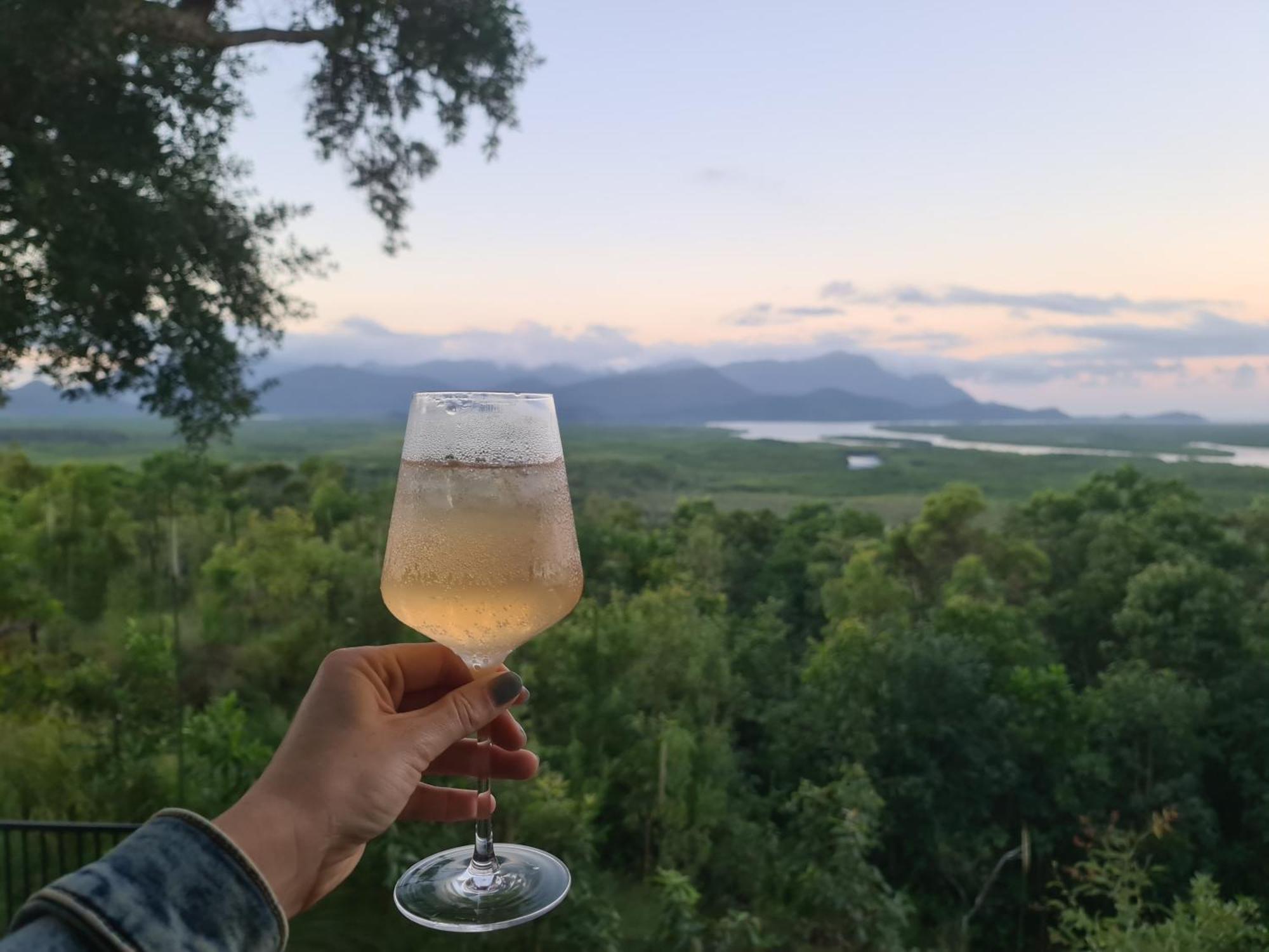 Vista Hinchinbrook Aparthotel Кардуел Екстериор снимка
